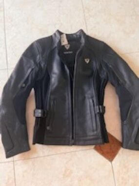 REV’IT!XS MOTORCYCLE JACKETWomen’s Black Leather Jacket - Sporty Zip Front